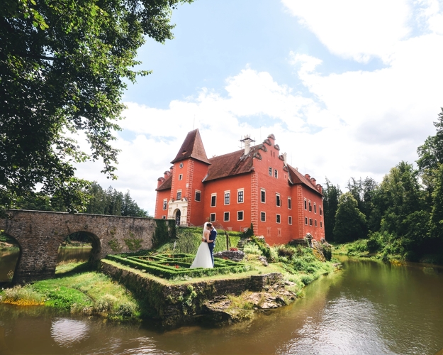 Zámecký dvůr Červená Lhota 