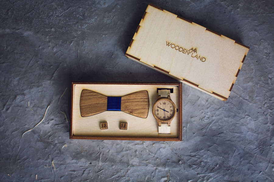 Деревянные часы, галстук-бабочка и запонки